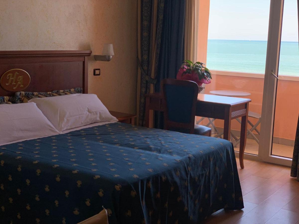 Hotel Alexander Resort リミニ エクステリア 写真